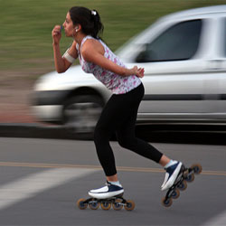 chica rolleando